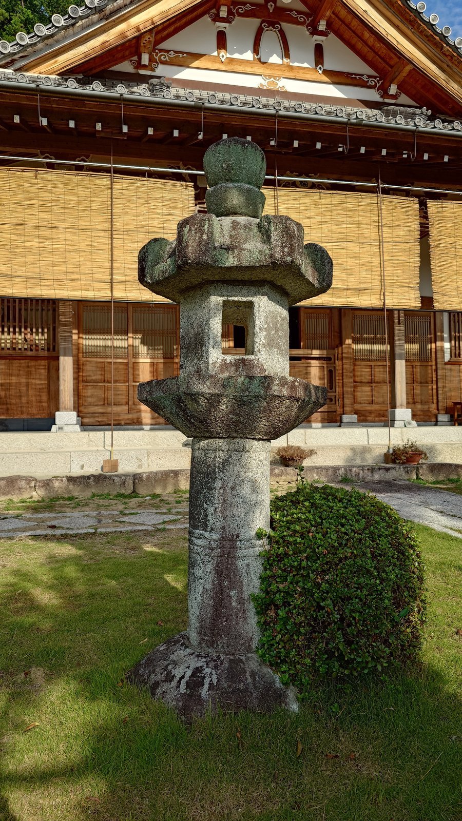 鎌倉期の六角形石燈籠